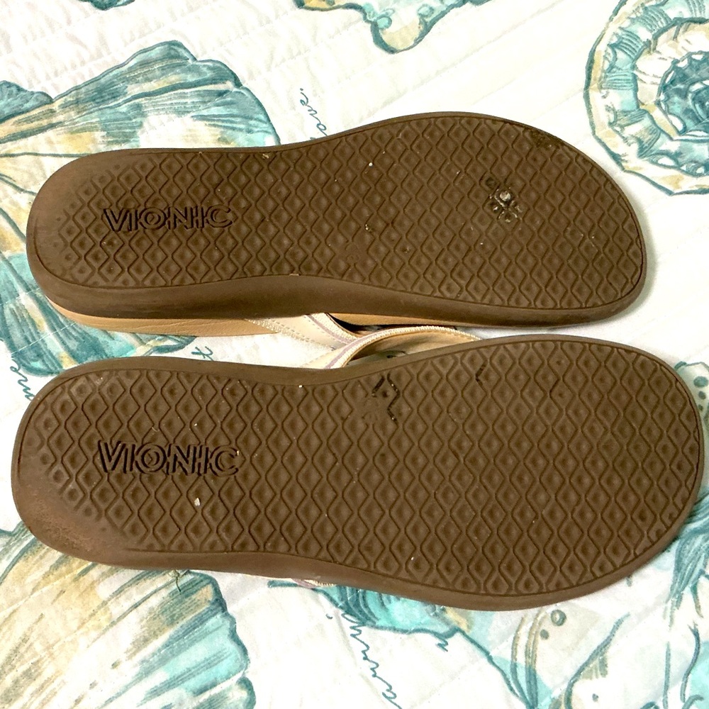 Vionic tan sandal